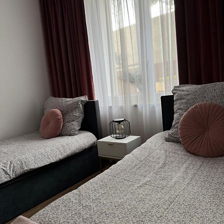 Dawna Mleczarnia Apartamenty Sosnowy โนวารูดา ภายนอก รูปภาพ